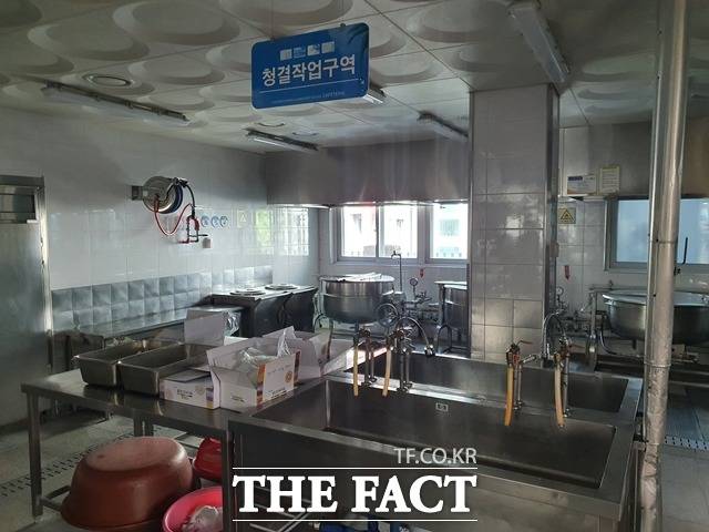 20일 학교비정규직 노동자들이 총파업에 나서면서 대전 한 초등학교 급식실 불이 꺼져있다. / 대전 = 김성서 기자