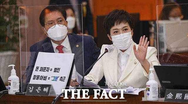 손팻말과 자료를 준비해 이재명 지사를 상대로 질의하는 김은혜 국민의힘 의원.