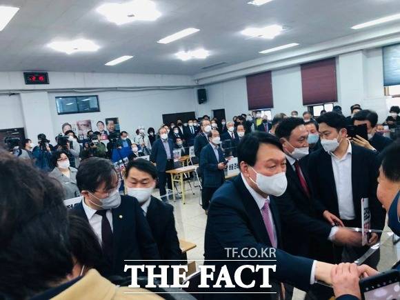 국민의힘 대선경선 후보인 윤석열 전 검찰총장이 "국민의 민생을 챙기기 위해서는 국가 지도자는 수단과 방법을 가리지 않아야 한다"고 밝혔다. 20일 대구선거대책위원회 출범식에 참석한 윤석열 후보가 지지자들과 악수를 하고 있다. / 대구 = 박성원 기자