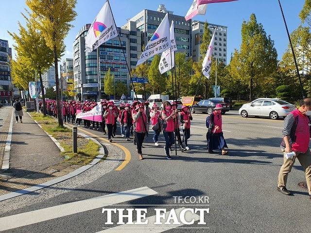 학교비정규직노동조합 조합원들이 20일 탄방동 보라매공원으로 집결하고 있다. / 대전 = 김성서 기자