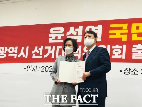 국민의힘 대선경선 후보인 홍준표 의원의 지역구인 대구 수성을 당협위원장을 맡고 있는 이인선 당협위원장이 윤석열 후보 지지를 선언했다. 20일 이인선 당협위원장이 윤석열 후보로 부터 선대위 임명장을 받았다 / 대구 = 박성원 기자