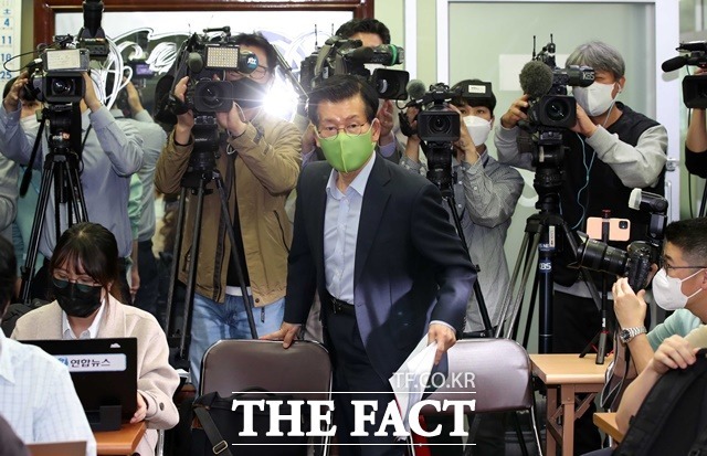 장영하 변호사가 20일 오후 경기 성남시 법무법인 디지털 회의실에서 박철민 관련 기자회견을 하기 위해 입장하고 있다. /뉴시스