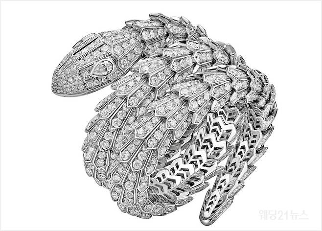 화이트 골드 소재에 다이아몬드(45.44ct) 세팅된 세르펜티 브레이슬릿