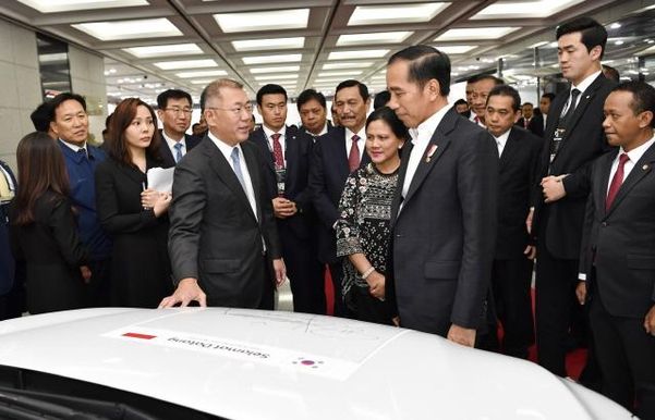 지난 2019년 현대차 울산공장을 방문한 조코 위도도 인도네시아 대통령(오른쪽에서 네번째)이 정의선 현대차그룹 회장과 이야기를 나누고 있다./현대차 제공