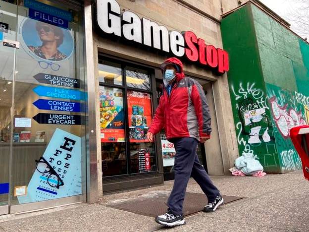 2021년 1월 27일 마스크를 쓴 한 행인이 미국 뉴욕의 한 게임스톱 점포 앞을 지나고 있다.