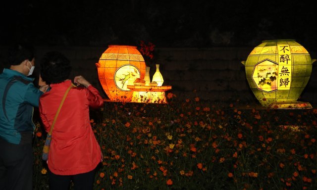 19일 서울 노원구 당현천에서 시민들이 ‘노원달빛산책’에 등장한 예술 등(燈)과 뉴미디어 작품을 보며 산책하고 있다.