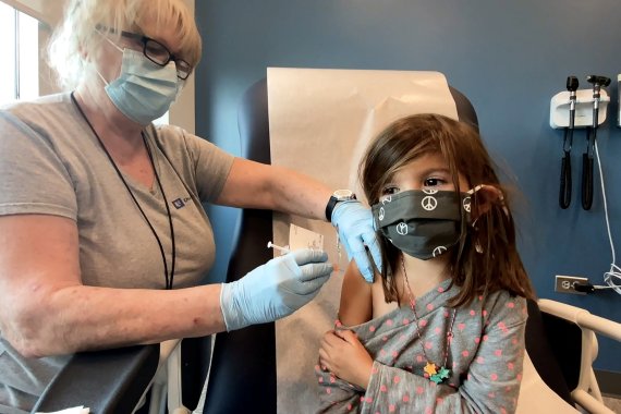 미국 노스캐롤라이나주 더햄의 듀크대 접종센터에서 지난달 28일(현지시간) 한 5세 여아가 화이자의 코로나19 백신을 맞고 있다. 로이터뉴스1