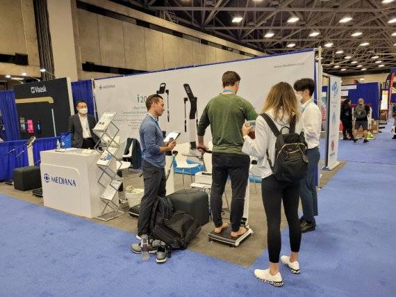 바이어 및 관람객이 메디아나 체성분분석기를 시연하고 있다 / 사진=메디아나 제공