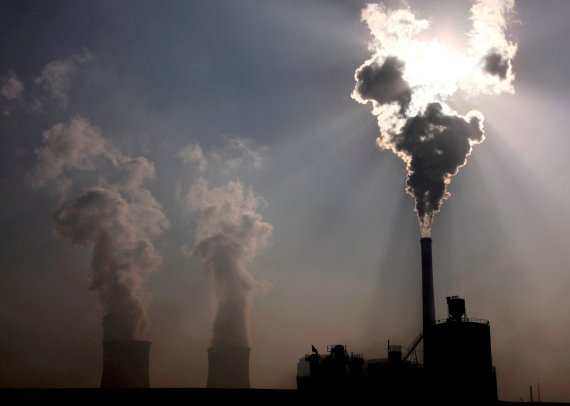 중국이 석탄 부족으로 심각한 전력난을 겪고 있다. 사진은 중국 내몽골 바오터우시의 한 공장 뒤편에 석탄발전소의 모습. /사진=뉴스1