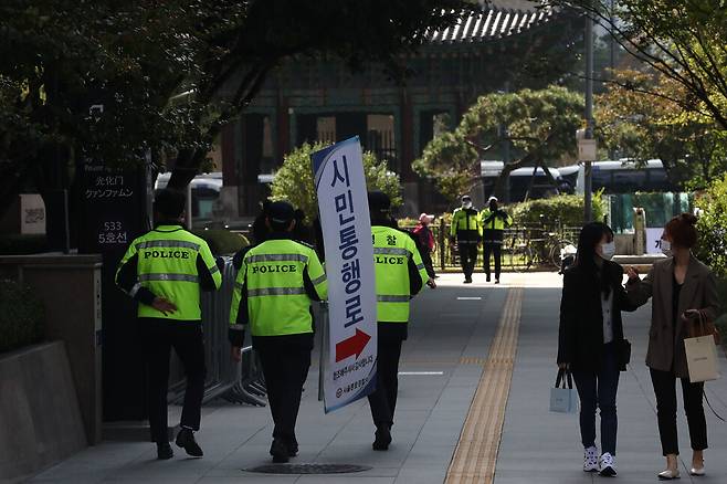 경찰이 서울 광화문 인근에서 보행자 통로를 알리는 표지판 옮기고 있다. 윤운식 선임기자