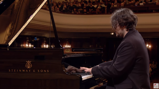 제18회 쇼팽 콩쿠르에 참여한 폴란드 출신 피아니스트 야콥 쿠슬릭이 쇼팽의 마주르카(op. 30)를 연주하고 있다. 유튜브 화면 캡처