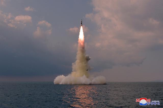 북한이 전날 잠수함발사탄도미사일(SLBM)을 잠수함에서 시험발사한 사실을 20일 확인했다. 평양=조선중앙통신, 연합뉴스