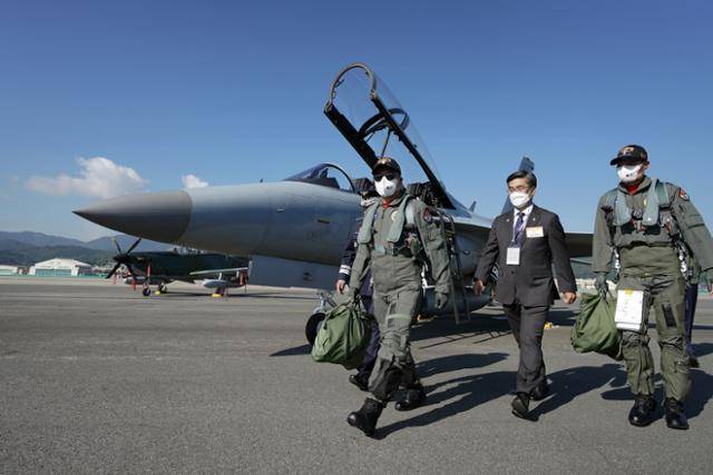 문재인 대통령이 20일 경기도 성남시 서울공항에서 열린 2021 서울 국제 항공우주 및 방위산업 전시회 기념식에서 FA-50 경공격기를 타고 도착해 행사장으로 걸어가고 있다. 성남=왕태석 선임기자