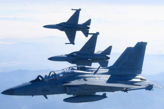 문재인 대통령이 20일 경기도 성남시 서울공항에서 열린 2021 서울 국제 항공우주 및 방위산업 전시회(ADEX) 개막 기념행사에 참석하기 앞서 국산 경공격기 FA-50에 탑승해 영공을 비행하고 있다. 문 대통령이 탑승한 FA-50은 수원 공군기지를 출발해 천안 독립기념관과 서울 현충원, 용산 전쟁기념관 상공을 비행해 서울공항에 도착했다. 국방부 제공