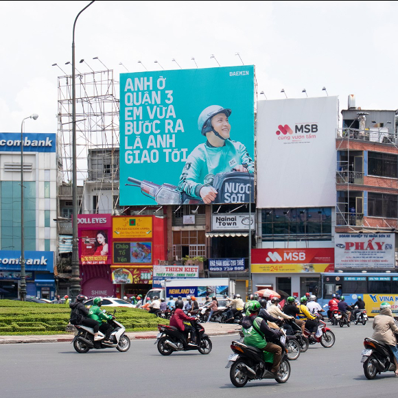 '배민 다니엘체'가 반영된 베트남 현지의 광고판. [사진=우아한형제들]