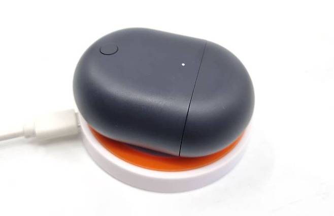 Qi 규격 충전기(별매)를 이용한 무선 충전도 가능하다