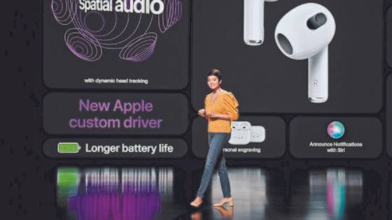미국 캘리포니아주 애플파크에서 18일 열린 온라인 스페셜 이벤트에서 애플의 수스미타 두타 매니저가 3세대 에어팟의 특징을 설명하고 있다. [연합뉴스]
