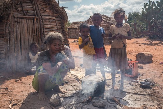 수년 간의 가뭄으로 식량 위기를 겪는 아프리카 마다가스카르 남동부 지역 주민. [AFP=연합뉴스]
