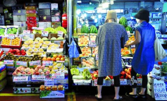 8월 소비자물가 상승률이 2.6%를 기록하며 5개월 연속 2%대를 기록한 2일 오전 서울 마포구 마포농수산물시장에서 시민들이 장을 보고 있다. 뉴시스