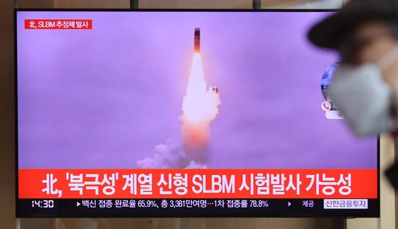 9일 오후 서울역 대합실에 설치된 모니터에서 북한의 단거리 탄도미사일 발사 관련 뉴스가 나오고 있다.   군 당국은 북한이 19일 발사한 단거리 탄도미사일이 잠수함발사탄도미사일(SLBM)로 추정된다고 밝혔다.   합동참모본부는 이날 오후