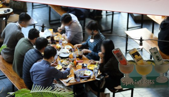 18일 시민들이 이날 점심 때 서울 광화문의 한 음식점에 모처럼 둘러앉아 식사를 하는 모습. 뉴스1