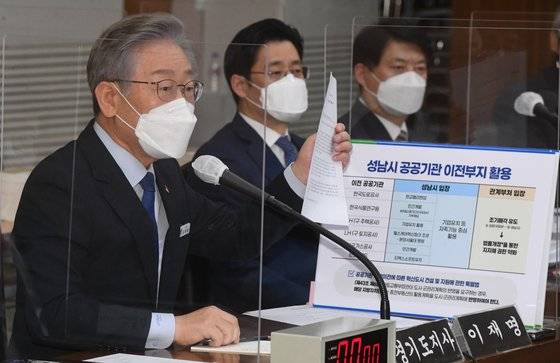 이재명 경기도지사가 20일 경기도 수원시 팔달구 경기도청에서 열린 국회 국토교통위원회의 경기도청에 대한 국정감사에서 의원 질의에 답변하고 있다. 국회사진기자단