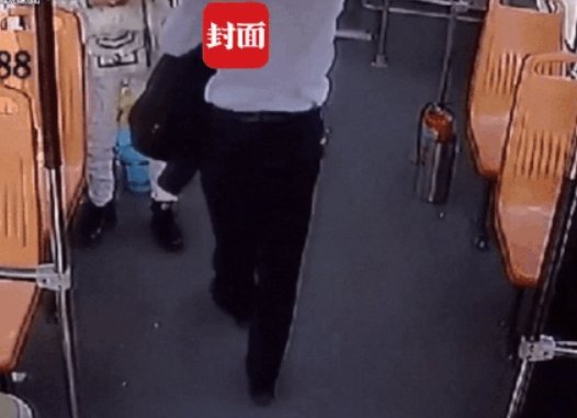 중국의 한 버스기사가 여성 승객 바지에 묻은 생리혈을 보고 자신의 겉옷을 건넸다. [봉면신문 웨이보 캡처]