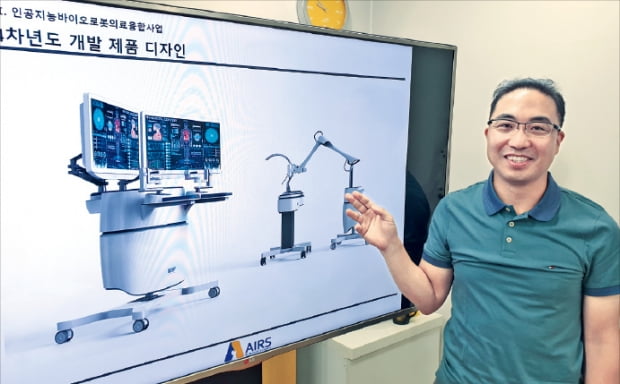 정상현 에어스 대표가 경북대에 있는 본사에서 뼈 내시경 수술용 인공지능 로봇시스템에 관해 설명하고 있다.