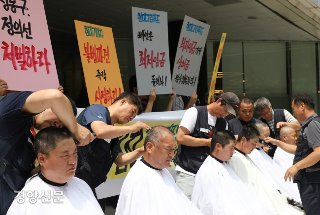 현대·기아차 6개 비정규직지회 노동자들이 2019년 7월 서울 중구 서울고용노동청 앞에서 기자회견을 열어, 불법 파견 노동자에 대한 정규직 전환을 이행하지 않는 현대·기아차 사주에 대한 구속 수사를 촉구하며 삭발하고 있다. 김영민 기자