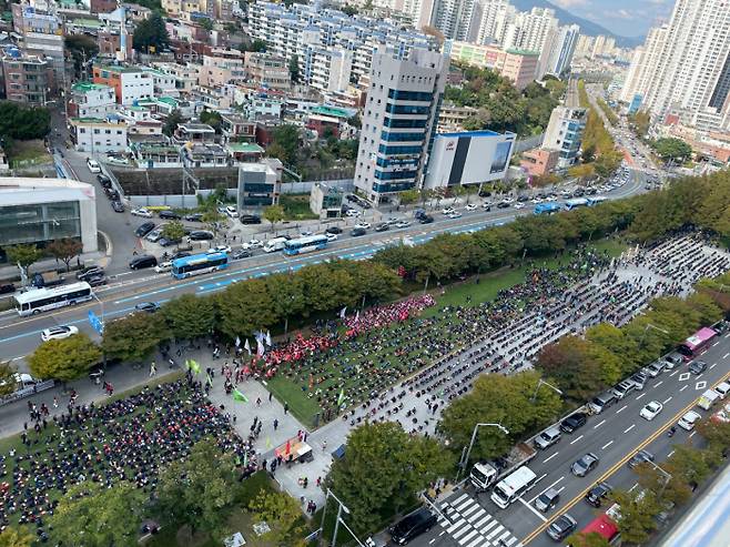 20일 부산 송상현광장에서 주최측 추산 1만명이 참가한 가운데 민주노총 총파업대회가  열렸다. 부산경찰청 제공