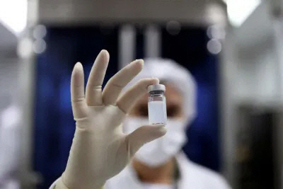 한 의료진이 중국에서 만든 코로나19 백신을 손에 들고 있다. 로이터연합뉴스