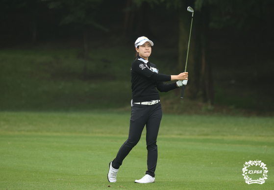 Park Min-jee plays her shot on the second round of the KLPGA 21st Hite Jinro Championship at Blue Heron Golf Club in Yeoju, Gyeonggi on Oct. 8. [KLPGA]