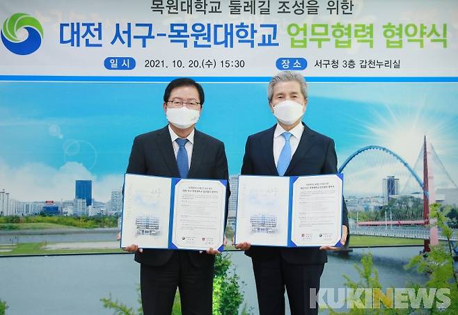 업무협약후 기념촬영 모습.