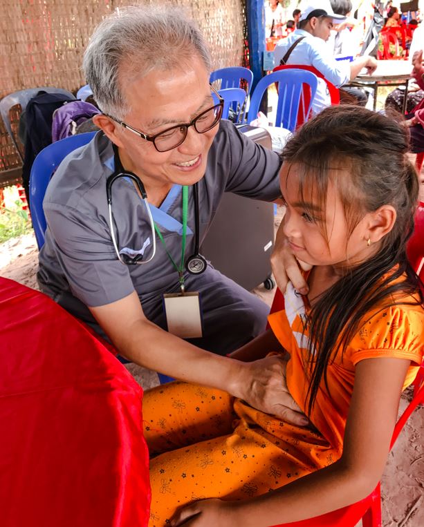 아산상 대상을 받는 김우정 헤브론의료원장이 캄보디아 소녀를 진료하고 있다. 아산사회복지재단 제공