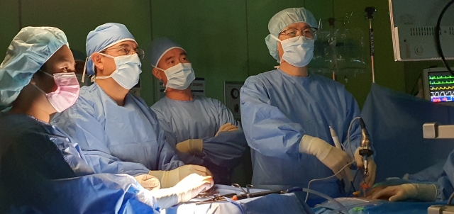 세르지오 안드레스 멘도자 듀크대병원 교수, 박돈용 UCLA대학병원 교수, 박철웅(왼쪽 두 번째부터) 대전우리병원 대표원장. 대전우리병원 제공