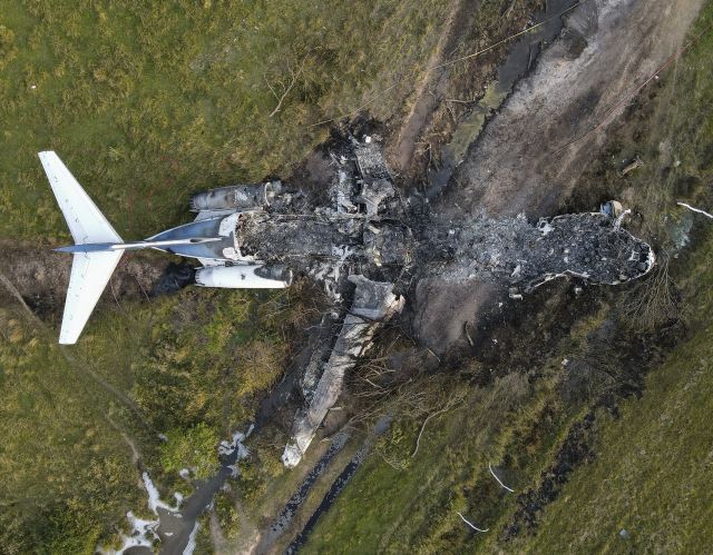 19일(현지시간) 미국 텍사스주 휴스턴 인근 한 공항에서 이륙 중 인근 들판에 추락한 뒤 불에 타 잿더미가 된 '맥도널 더글러스(MD)-87' 기종 소형 비행기. 연합뉴스