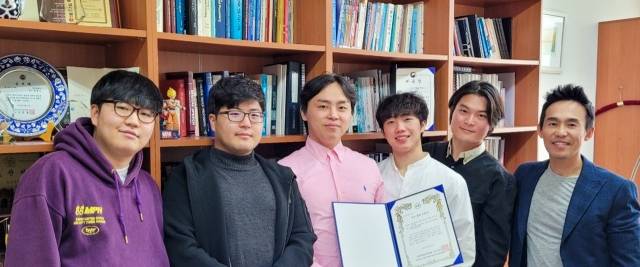 인하대학교 컴퓨터공학과 권장우 교수가 이끄는 HCI 연구실 소속 연구원들이 우수논문상 상장을 들고 기념촬영을 하고 있다. 인하대 제공