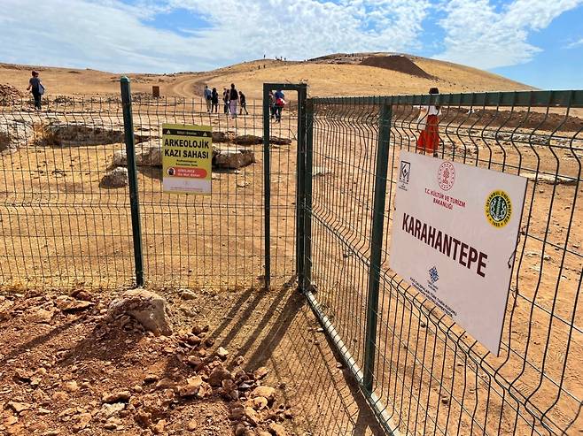 카라한테페 입구. 출입 제한 안내문이 붙어있다.