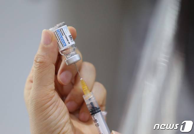 경기도 수원시의 위탁의료기관에서 지난 6월 10일 오전 한 간호사가 얀센 백신 분주작업을 하고 있다. /사진=뉴스1