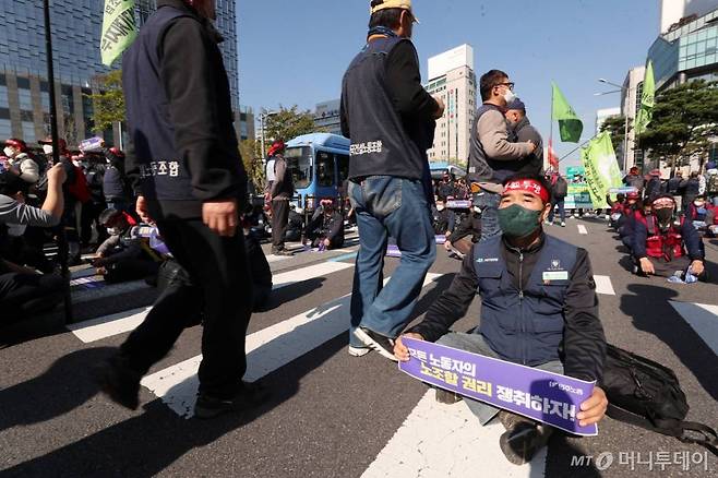 서울을 비롯한 전국 14개 지역에서 대규모 총파업에 돌입한 20일 전국민주노동조합총연맹(민주노총) 조합원들이 서울 서대문사거리에 집결해 피켓을 들고 있다. /사진=김휘선 기자