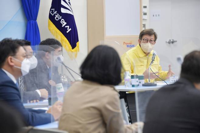 박형준 부산시장(오른쪽)이 20일 제19차 비상경제대책회의를 하고 있다./사진제공=부산시