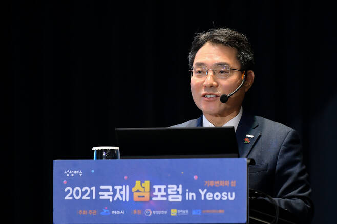 권오봉 여수시장이 20일 여수시 히든베이호텔에서 개막한 '2021국제 섬 포럼 in Yeosu'에 참석해 2026여수세계섬박람회 개최노력에 대해 설명하고 있다. (사진=여수시청 제공) *재판매 및 DB 금지