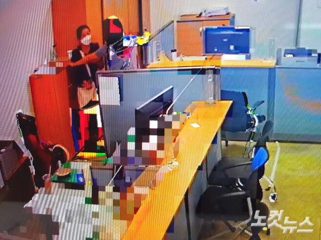 방배경찰서 김모 수사관이 권모 기자를 구석에 몰아세워 놓고 나가지 못하도록 팔로 가로막고 있다. 이 CCTV 화면은 권 기자가 방배경찰서에 정보공개청구를 통해 입수했다.