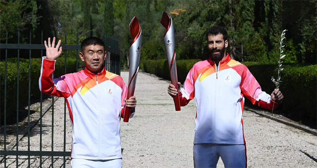 성화 봉송에 나선 중국 쇼트트랙 올림픽 메달리스트 리자준(왼쪽)