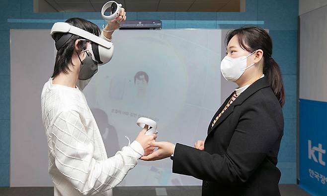 19일 서울 영등포구 한국장애인고용공단 서울남부발달장애인훈련센터에서 한 발달장애인이 가상현실(VR)기계를 쓰고 직장생활을 간접체험할 수 있는 KT의 교육콘텐츠를 보고 있다. KT 제공