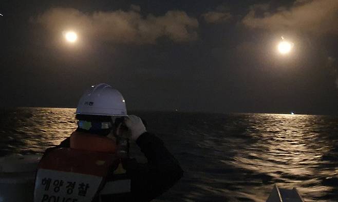 20일 0시 5분께 전북 군산시 어청도 남서쪽 124㎞ 해상에서 239t 중국어선이 전복됐다. 어선에 타고 있던 8명은 구조됐으나 7명은 실종돼 현재 해경이 수색작업을 벌이고 있다. 전북 군산해양경찰서 제공