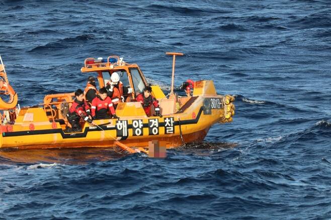20일 0시 5분께 전북 군산시 어청도 남서쪽 124㎞ 해상에서 239t 중국어선이 전복돼 해경이 구조 작업을 벌이고 있다. 전북 군산해양경찰서 제공