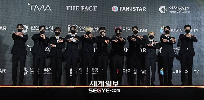 그룹 세븐틴이 지난 2일 오후 온라인으로 진행된 '더팩트 뮤직 어워즈(THE FACT MUSIC AWARDS, TMA)' 시상식에 참석해 포즈를 취하고 있다. 더팩트 뮤직 어워즈 제공
