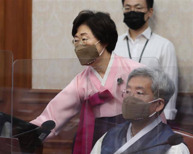한복 입고 국무회의 참석하는 정영애 장관 - 정영애 여성가족부 장관이 12일 서울 종로구 정부서울청사에서 열린 국무회의에 한복문화주간을 맞아 한복을 입고 참석하고 있다. 문화체육관광부는 한복문화 확산을 위해 지난 11일부터 오는 17일까지 일주일을 ‘2021 한복문화주간’으로 선정했다. 2021.10.12 뉴스1