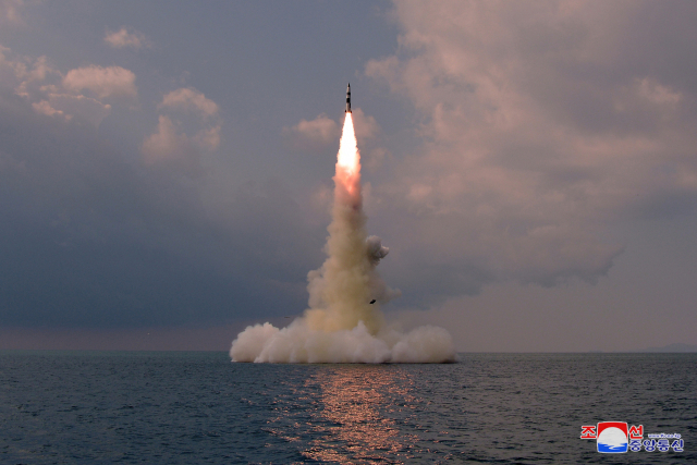 북한이 지난 19일 잠수함발사탄도미사일(SLBM)을 잠수함에서 시험발사하고 있다./연합뉴스
